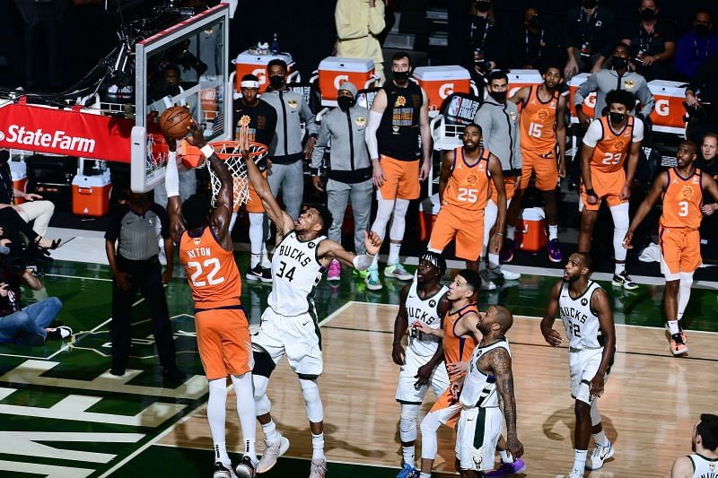 Giannis Antetokounmpo blocks Deandre Ayton&#039;s shot [Image: Bleacher Report]