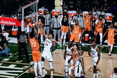 Giannis Antetokounmpo blocks Deandre Ayton's shot [Image: Bleacher Report]