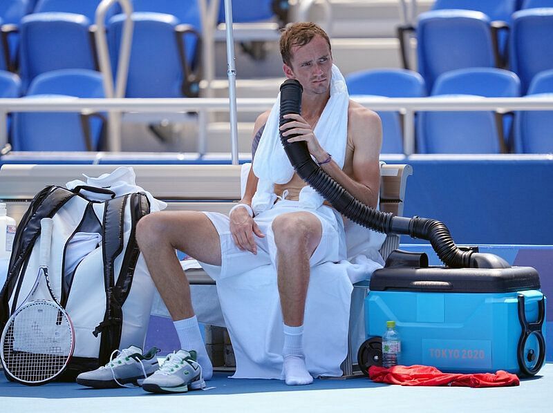 विश्व नंबर 2 टेनिस प्लेयर मदेवदेव मैच के दौरान खुद को गर्मी से बजाते हुए।