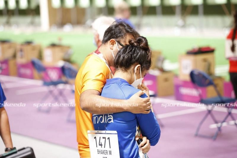 Manu Bhaker being consoled by her coach Ronak Pandit