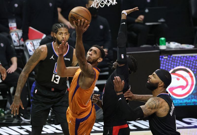 Phoenix Suns backup guard Cameron Payne (centre)