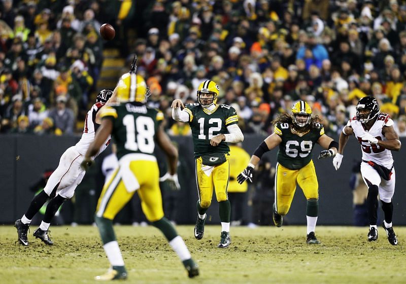 Aaron Rodgers passes to Randall Cobb