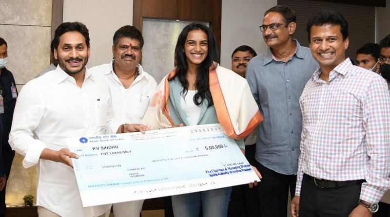 Andhra Pradesh chief minister YS Jagan Mohan Reddy presenting a cheque of Rs 5 lakh to PV Sindhu