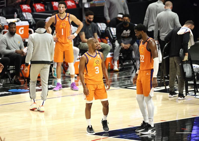 Chris Paul (#3) and Deandre Ayton (#22) talk on the court.