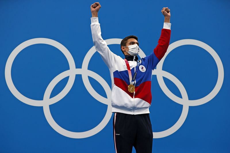 Evgeny Rylov of Team ROC poses with the gold medal during the medal ceremony for the Men&#039;s 100m Backstroke Final on day four of the Tokyo 2020 Olympic Games