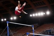 Unitard पहनकर Uneven Bars पर प्रदर्शन करती जर्मनी की खिलाड़ी।