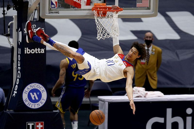 Jaxson Hayes (#10) dunks the ball against the Golden State Warriors.