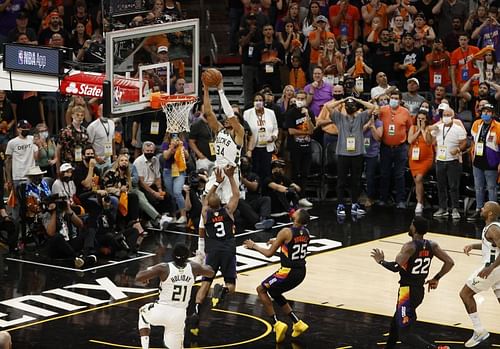 Giannis Antetokounmpo dunks on Chris Paul