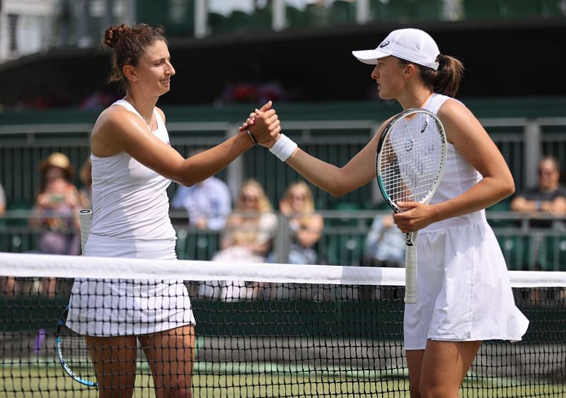 Iga Swiatek (R) shakes hands with Irina-Camelia Begu after her third-round match