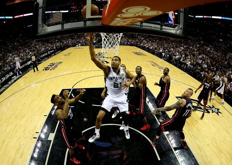 Tim Duncan (#21) goes up for a basket against the Miami Heat.