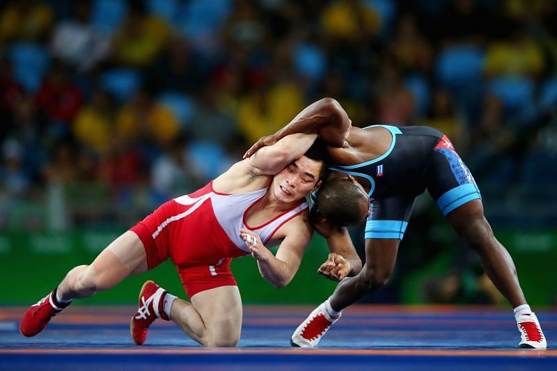 How are points scored in wrestling at the Olympics?