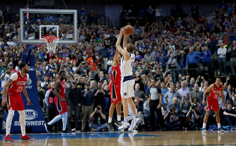 Dirk Nowitzki shoots over a New Orleans Pelicans defender