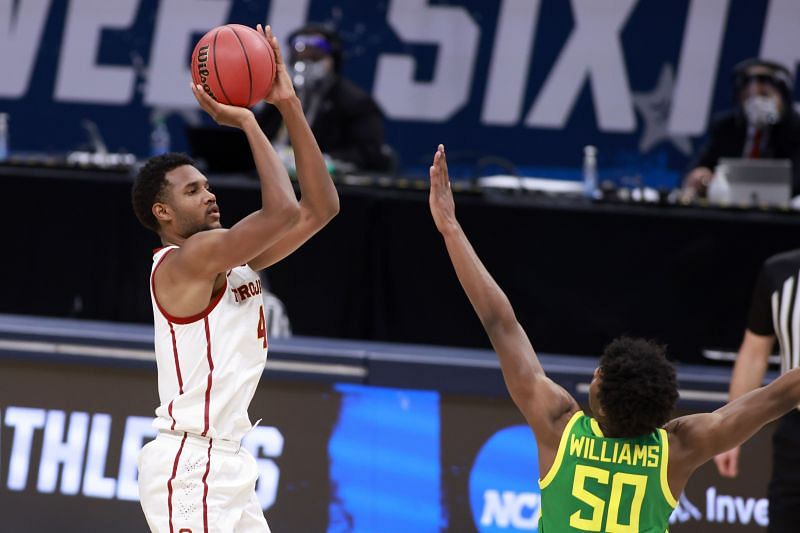 Evan Mobley (#4) of the USC Trojans