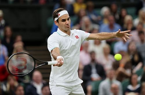 Roger Federer in action against Lorenzo Sonego