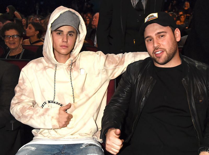 Scooter and Justin in AMA Awards 2015. (Image via Jeff Kravitz/AMA2015/FilmMagic/Getty Images)