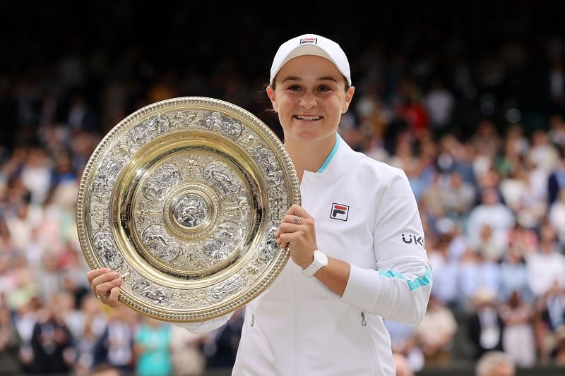 Ashleigh Barty with the Venus Rosewater Dish