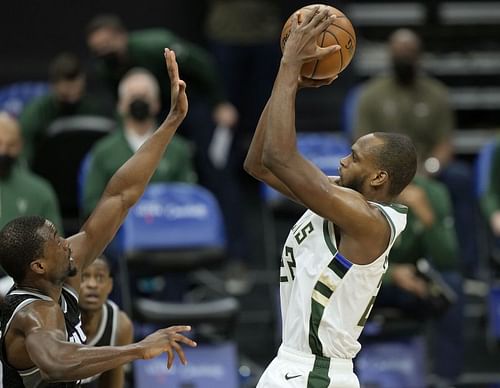 Khris Middleton (#22) shoots over Harrison Barnes (#40).