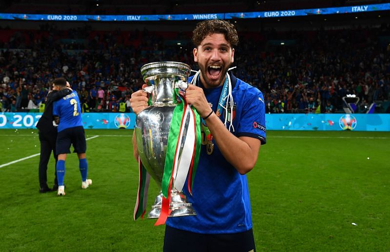 Manuel Locatelli poses with Italy&#039;s UEFA Euro 2020 trophy.
