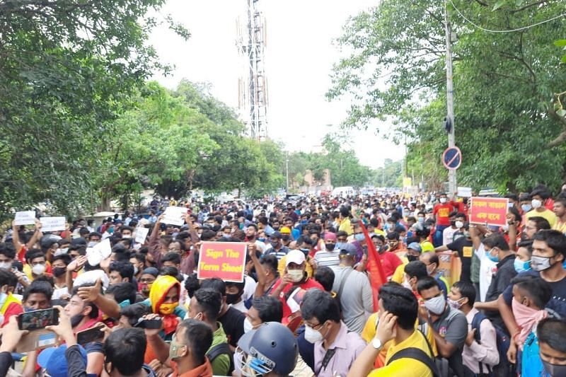 Thousands of East Bengal fans flood the East Bengal Club Premises in protests. (Image: East Bengal Ultras)