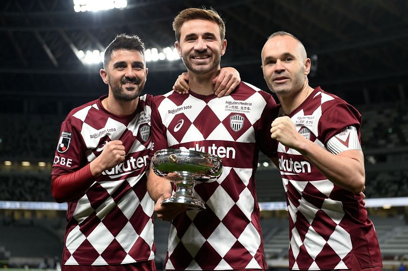 Sergi Samper (center) with the 99th Emperor&#039;s Cup trophy