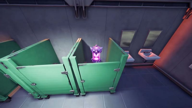 That&#039;s a very strange place to hide a Fortnite alien artifact (Image via OnlyWinsFortnite/Tw)