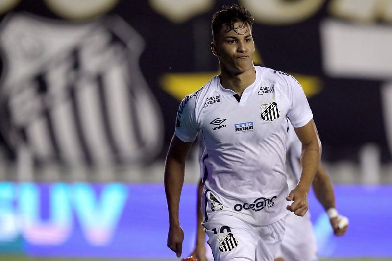 Kaio Jorge in action for Santos