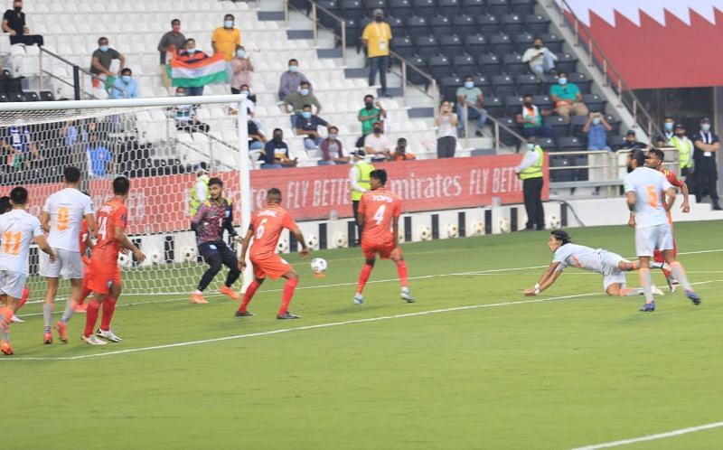 Chinglensana Singh&#039;s header is cleared off the line by Bangladeshi defenders