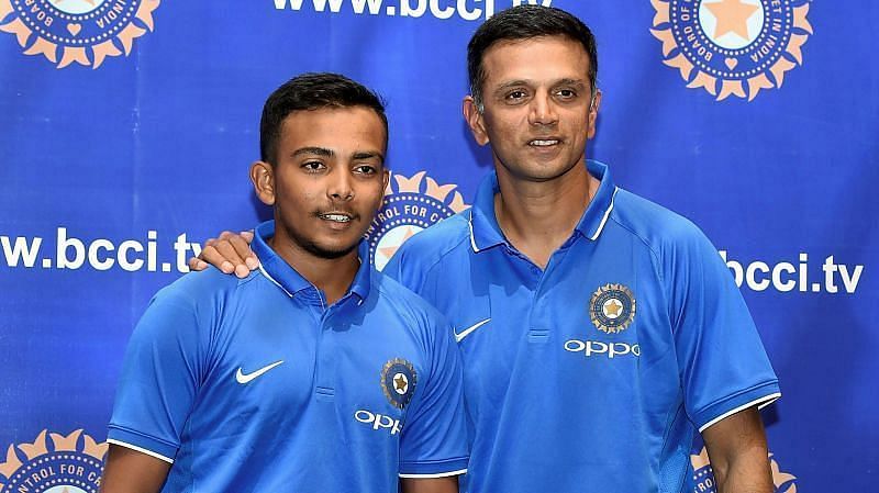 Prithvi Shaw (L) and Rahul Dravid during the 2018 U-19 World Cup (Source: Twitter)