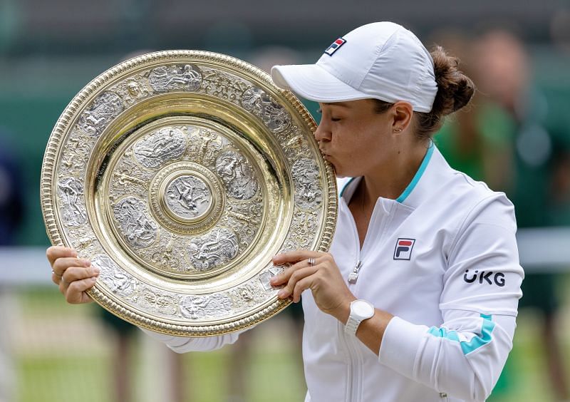 Ashleigh Barty with the Wimbledon 2021 trophy