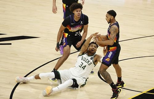 Giannis Antetokounmpo #34 loses the ball against Cameron Payne #15