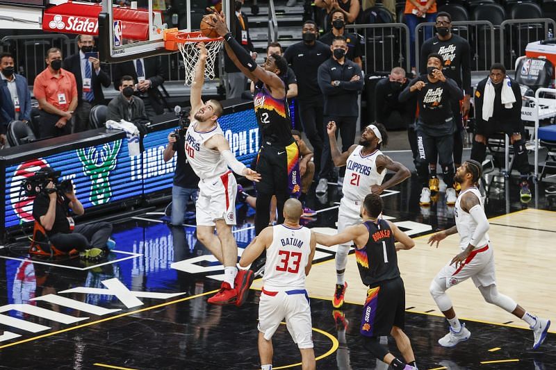 Deandre Ayton dunks over LA Clippers