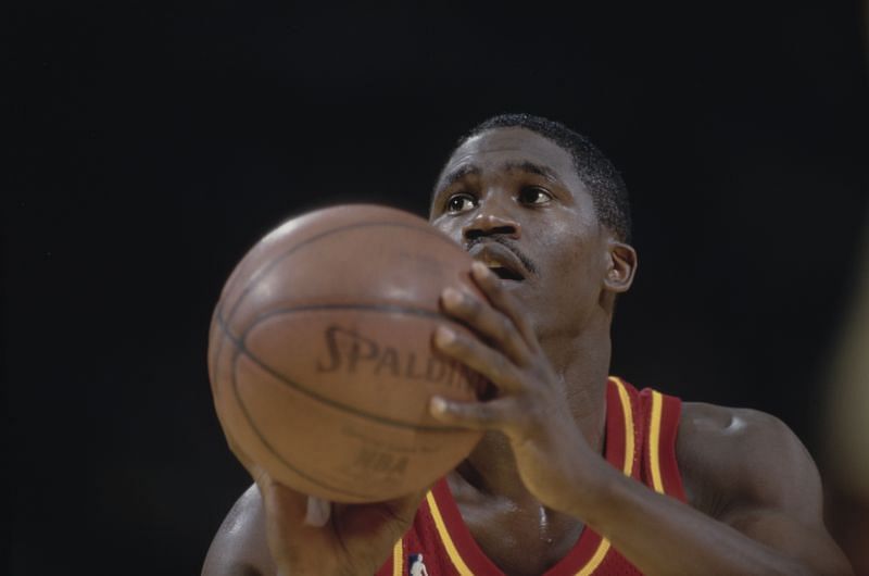 Dominique Wilkins (#21), small forward of the Atlanta Hawks