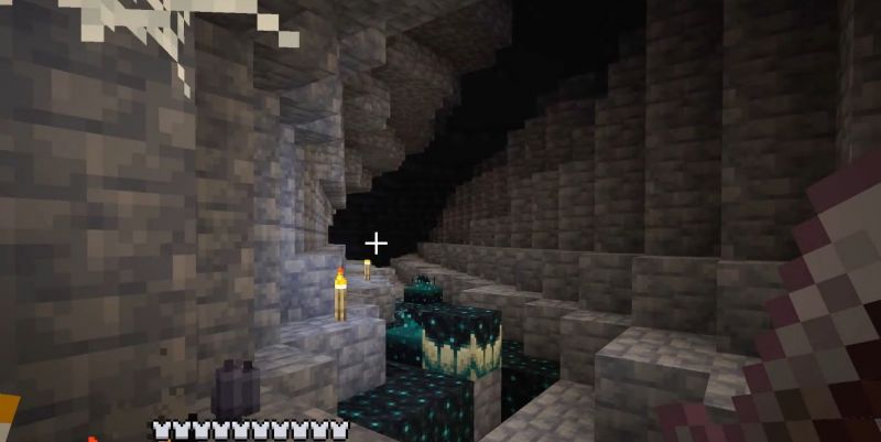 Caverne oscure profonde con evidenti escrescenze della pelle (Immagine via Mojang)