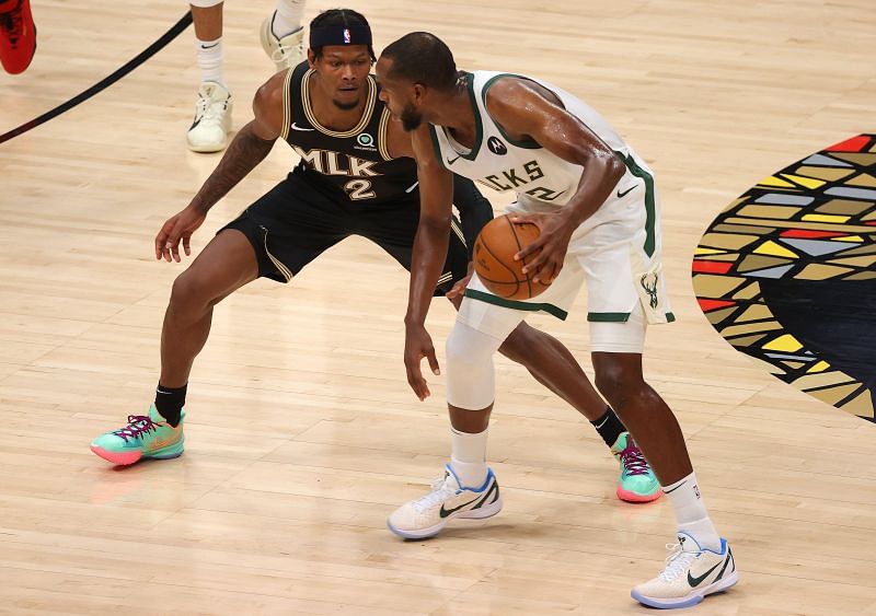 Cam Reddish (#22) defends Khris Middleton (#22).