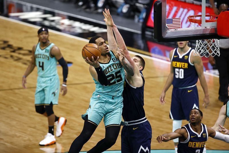 <a href='https://www.sportskeeda.com/basketball/pj-washington' target='_blank' rel='noopener noreferrer'>P.J. Washington</a> #25 attempts a shot against Nikola Jokic #15.