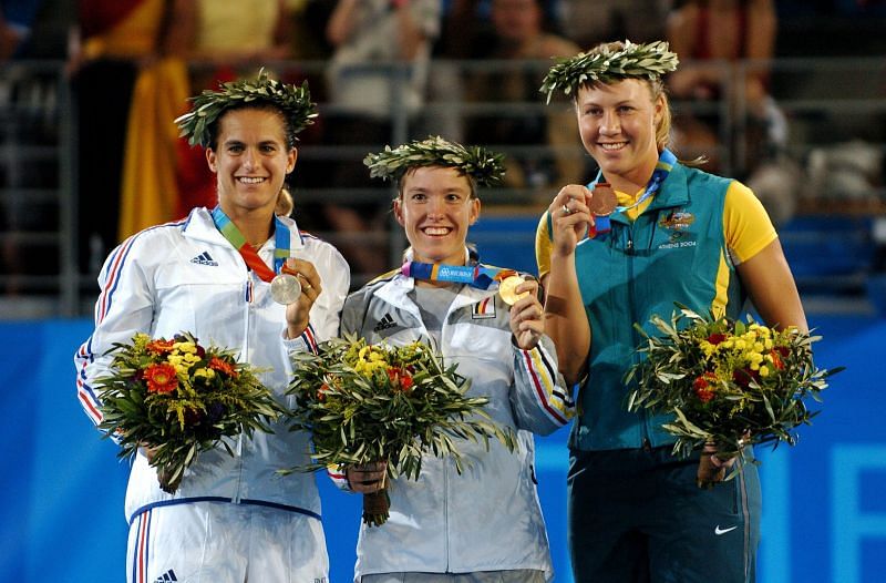 Amelia Mauresmo (L), Justine Henin and Alicia Molik (R) at the Athens 2004 medal ceremony