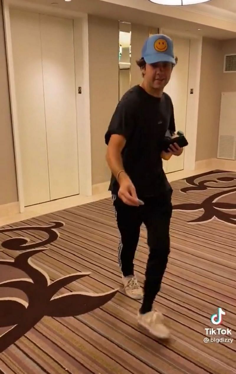 David Dobrik runs into a fan at a casino 2/2 (Image via TIkTok)