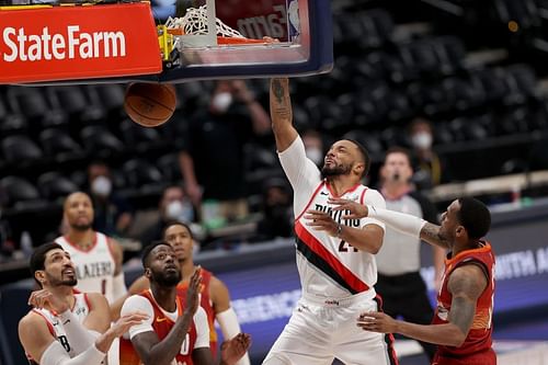 Norman Powell dunks the ball.