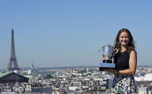 Barbora Krejcikova with the Roland Garros 2021 trophy