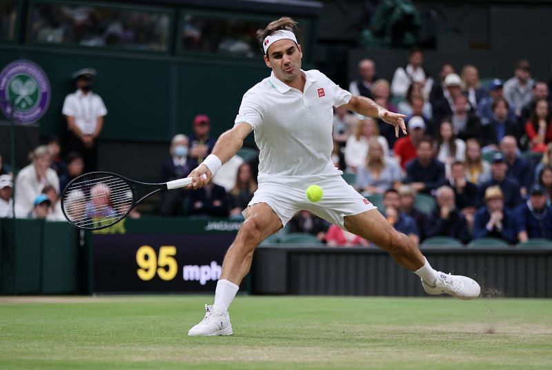 Roger Federer in action against Lorenzo Sonego