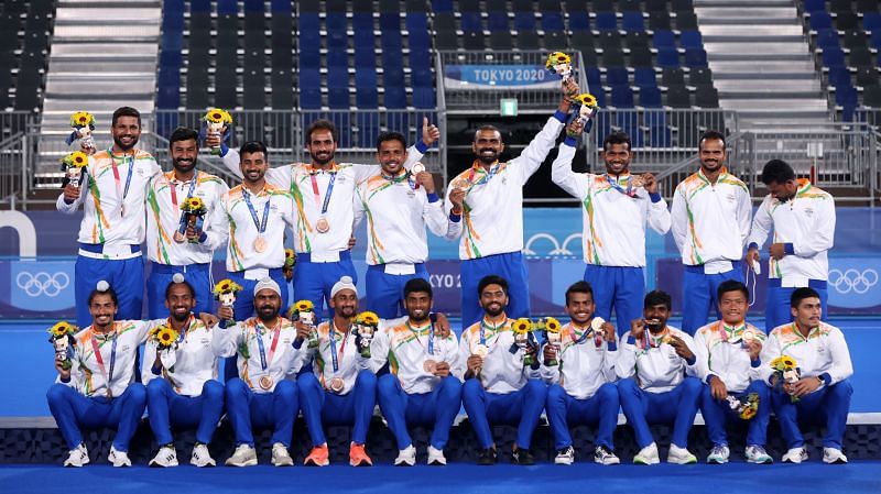 The Indian men&#039;s hockey team with the bronze medal at the Tokyo Olympics