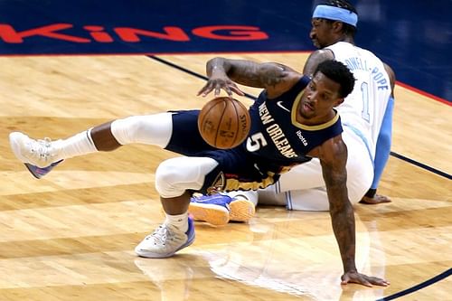 Eric Bledsoe #5 scrambles for a loose ball with Kentavious Caldwell-Pope #1