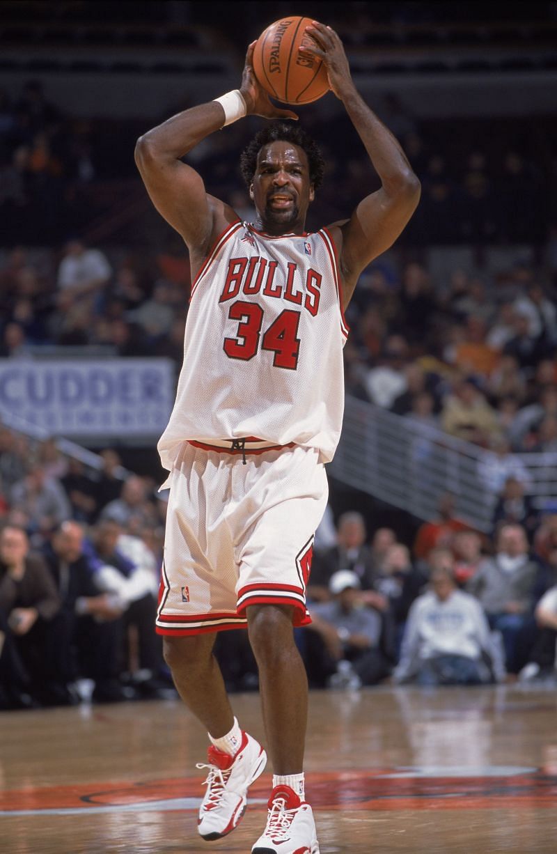 Charles Oakley #34 of the Chicago Bulls