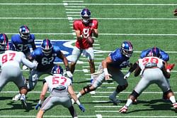 Who are the 3 players that retired during the New York Giants' training camp?