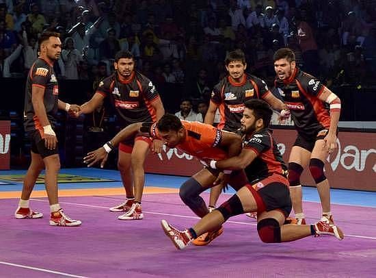 Mahender Singh in action with a back hold on his opponent (Image - PKL)