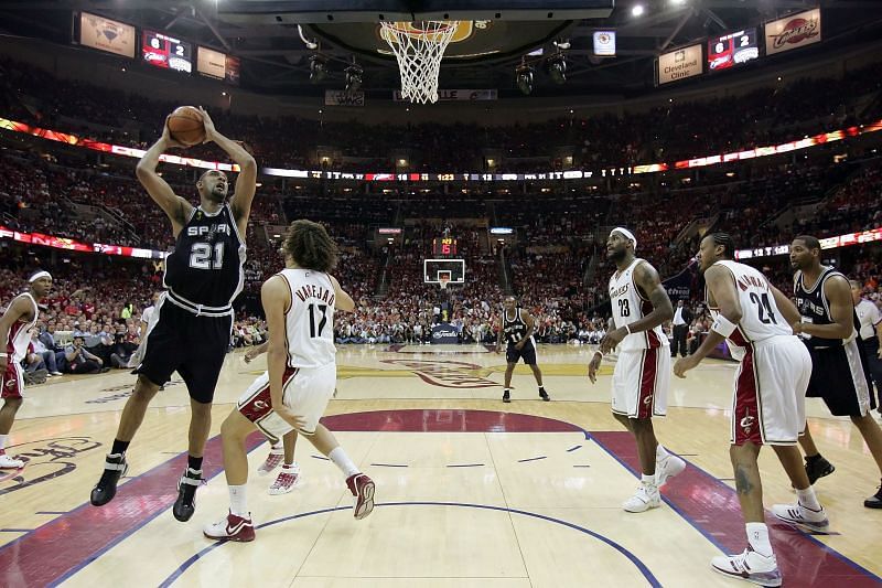 Tim Duncan #21 shoots a layup against Anderson Varejao #17.