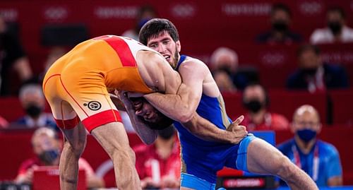 Ravi Dahiya vs Zaur Uguev at Tokyo Olympics (©United World Wrestling / Kadir Caliskan)