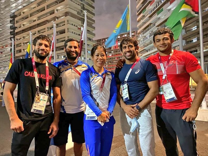 Bajrang Punia and Co. along with Mary Kom (Image courtesy: Bajrang Punia Twitter)