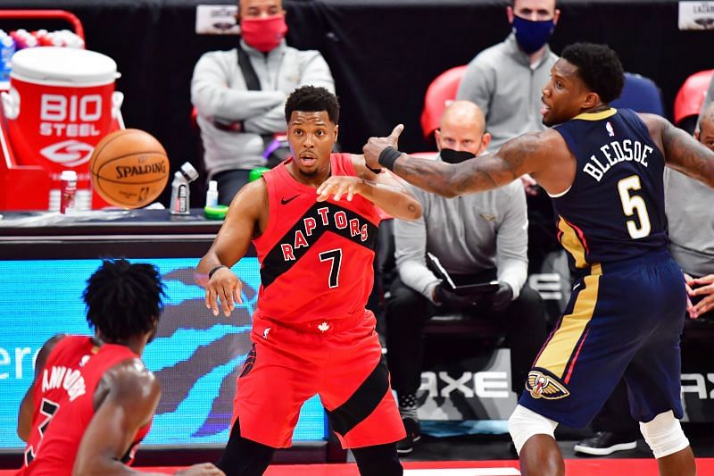 Kyle Lowry (#7) passes the ball to OG Anunoby (#3).
