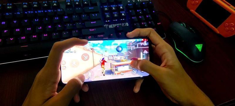 Three-finger claw grip is quite popular among the fans (Image via ImperiaL Gamer/YouTube)